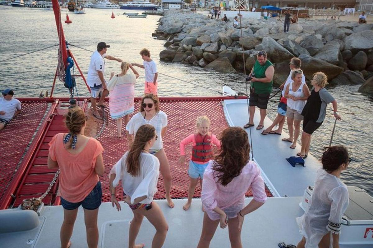 un gruppo di persone in piedi su una barca in acqua