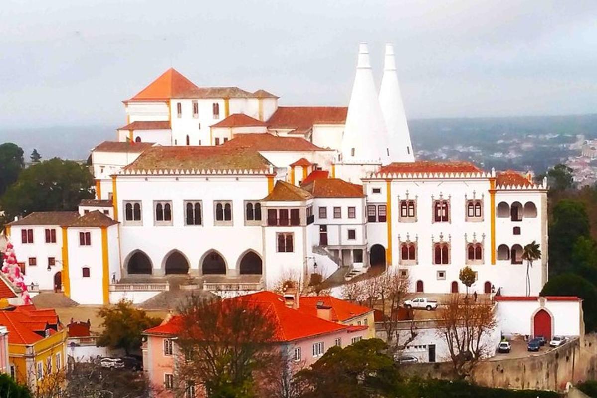 Un gran edificio blanco con dos torres en una ciudad.