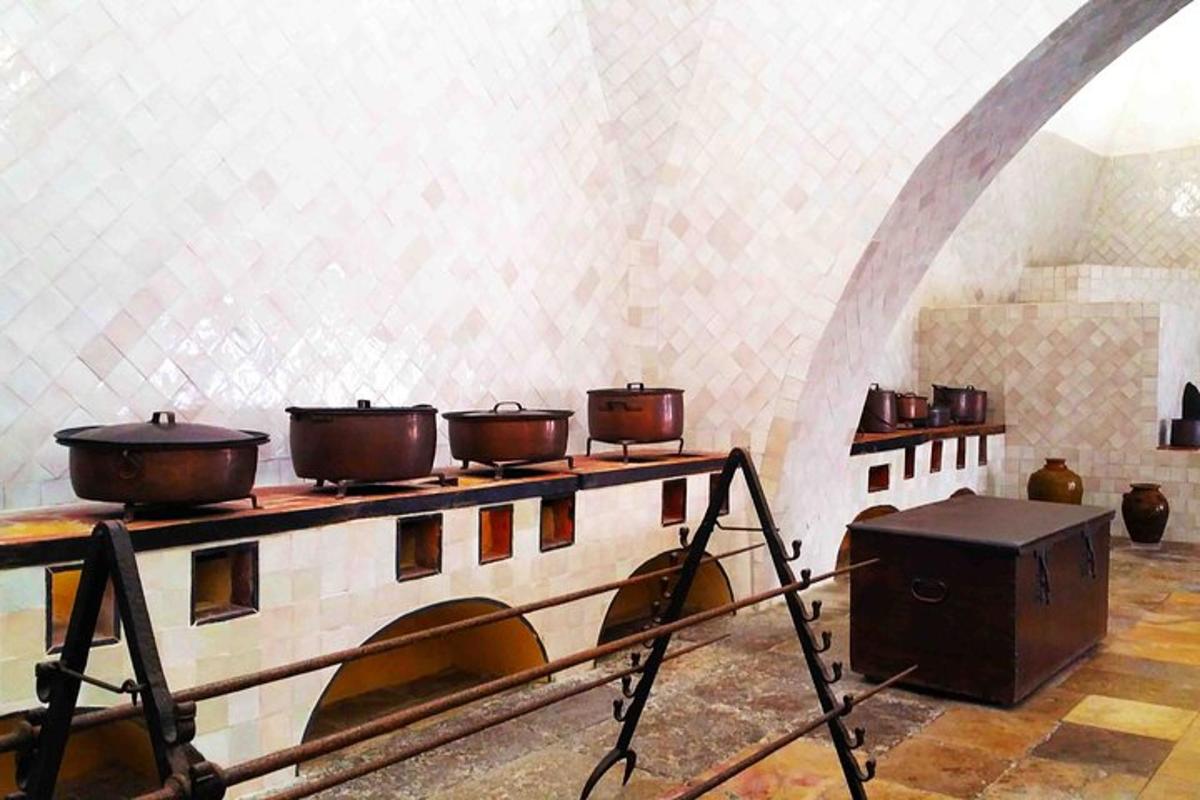Una cocina con ollas y sartenes sobre una mesa