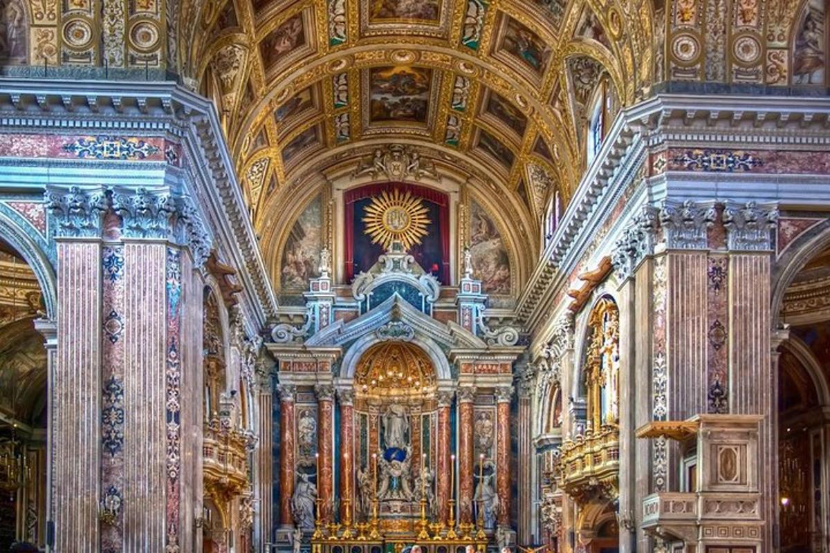 Una gran sala con un gran altar en una iglesia.