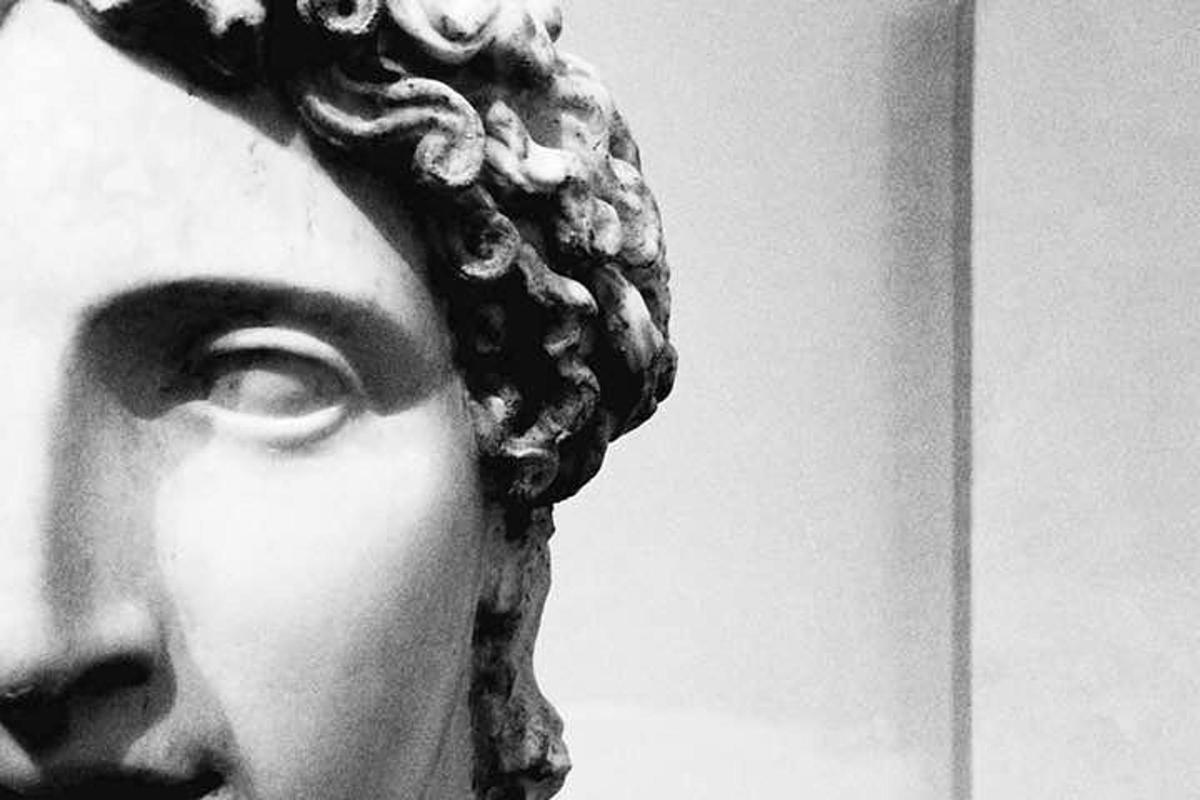 una statua di un busto di donna