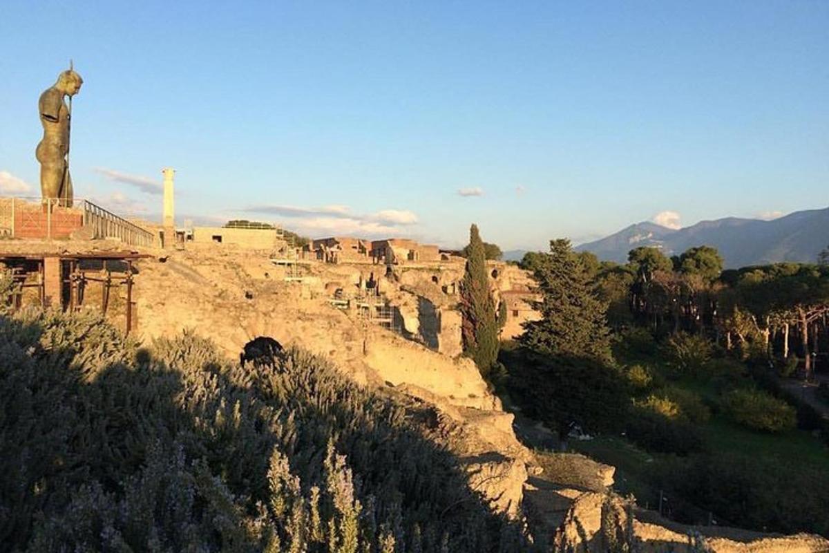 una vista di una montagna con una statua su di essa