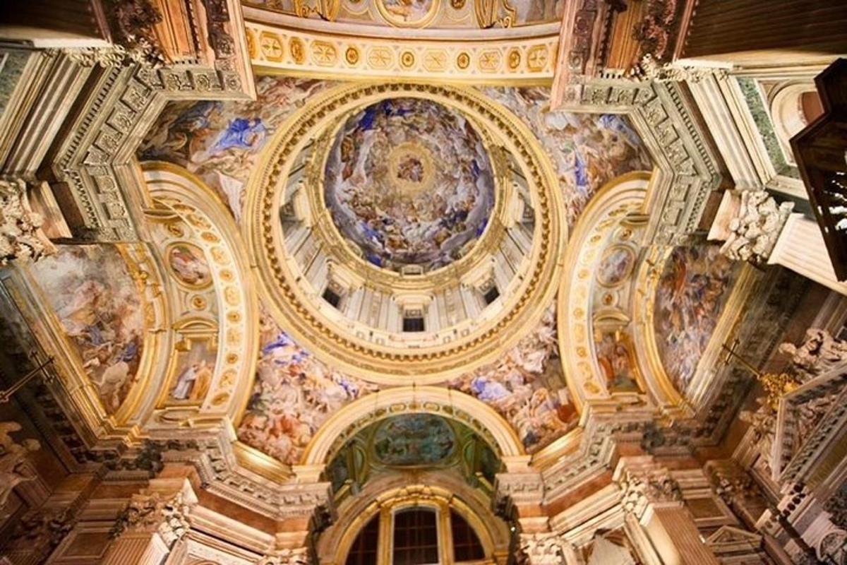 un soffitto di un edificio con dipinti sopra