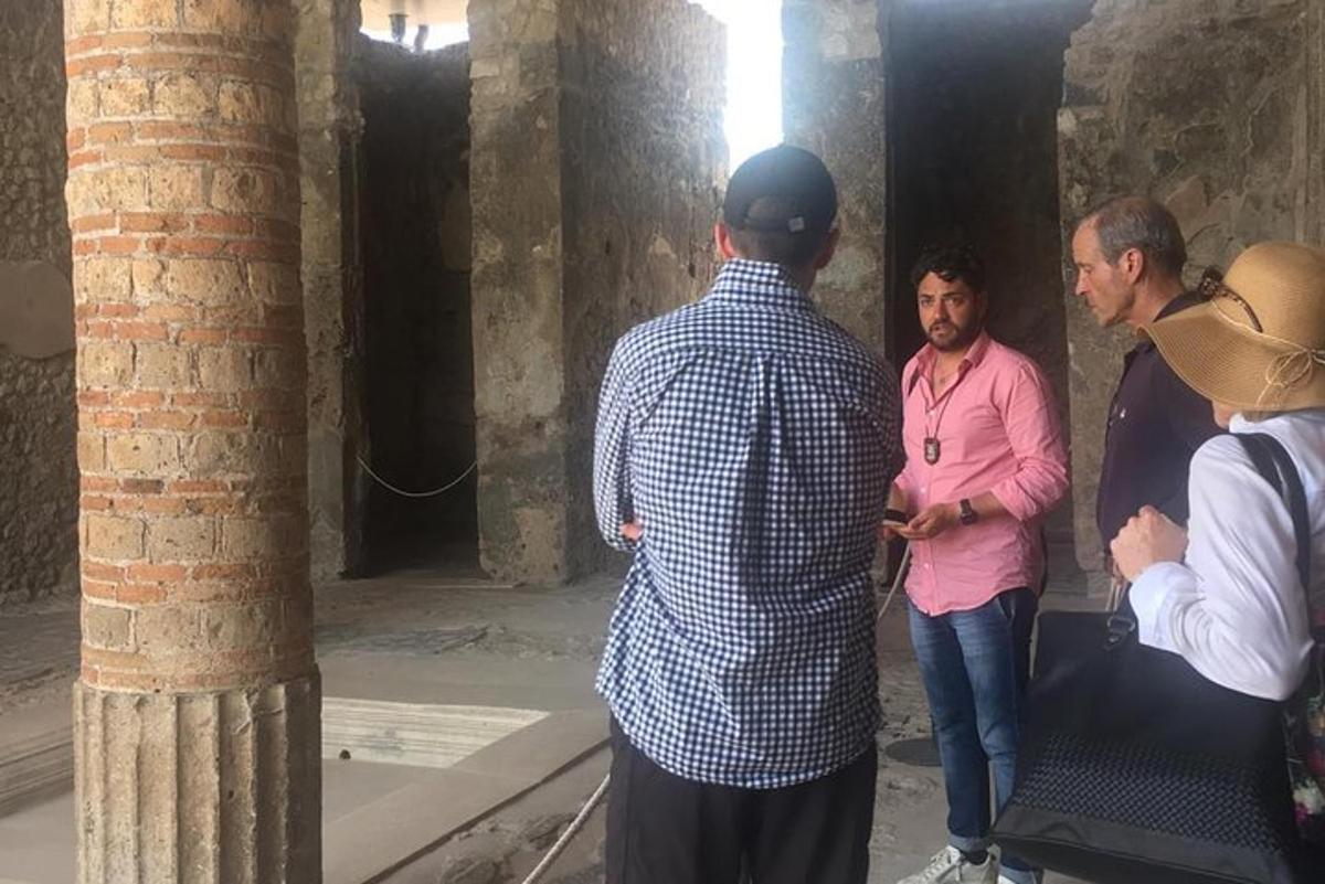 un gruppo di persone in piedi all'interno di un edificio