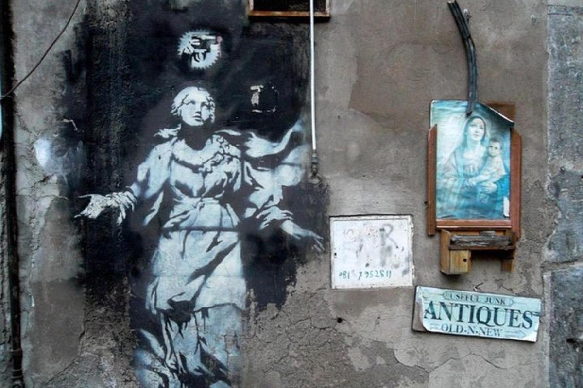 un dipinto di una donna sul lato di un muro