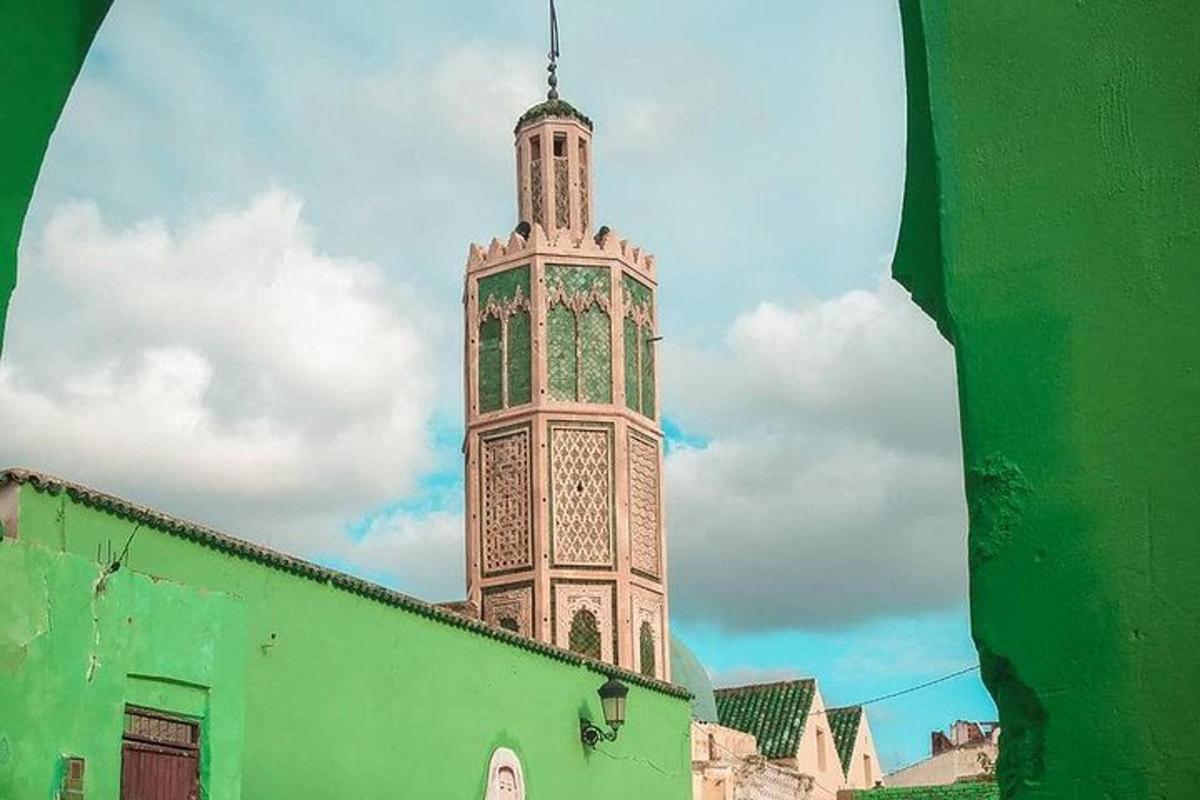 una torre de rellotge alta al mig d'una ciutat