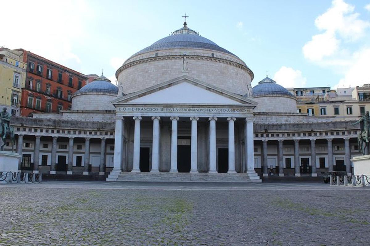 un grande edificio bianco con un tetto a cupola