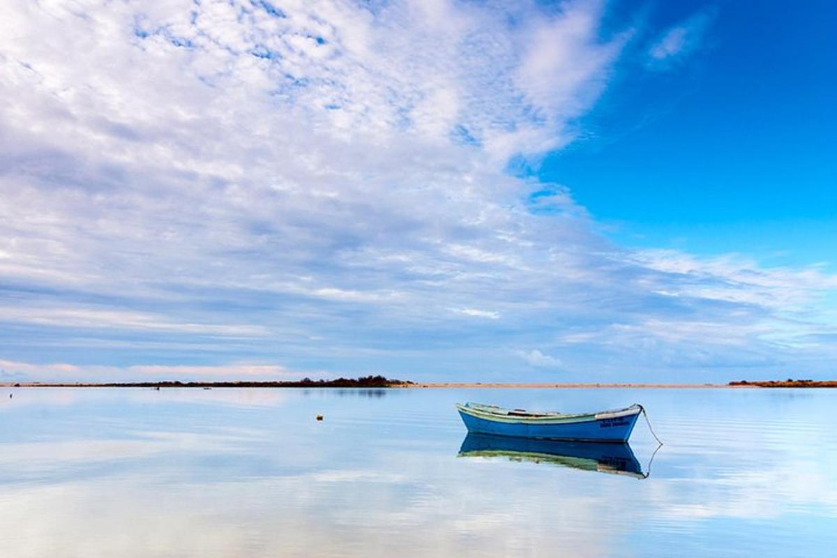 un barco azul en medio del agua