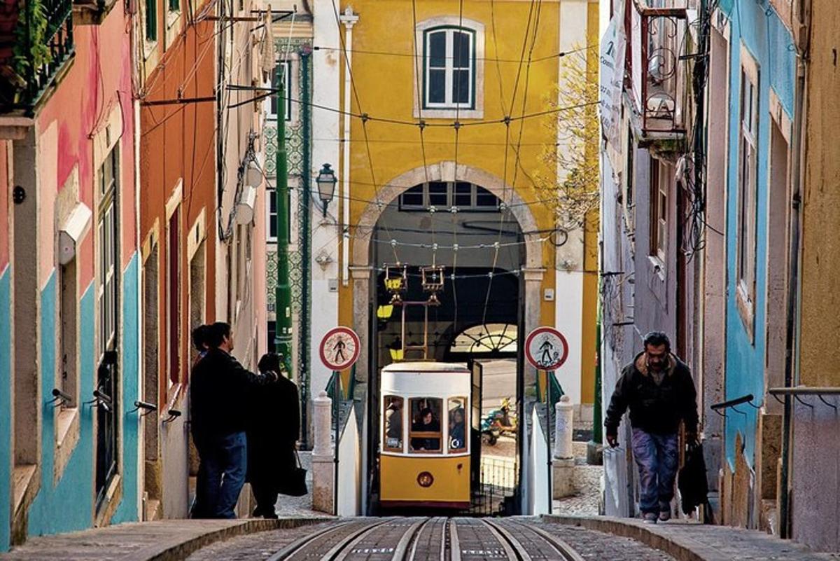 skupina lidí jdoucích po úzké ulici