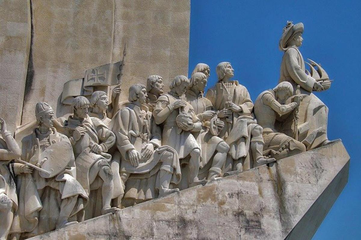 una statua di persone sul lato di un edificio