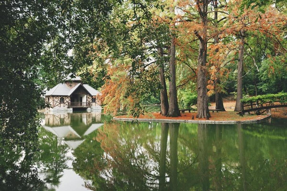 ein Pavillon in der Mitte eines Teiches in einem Park