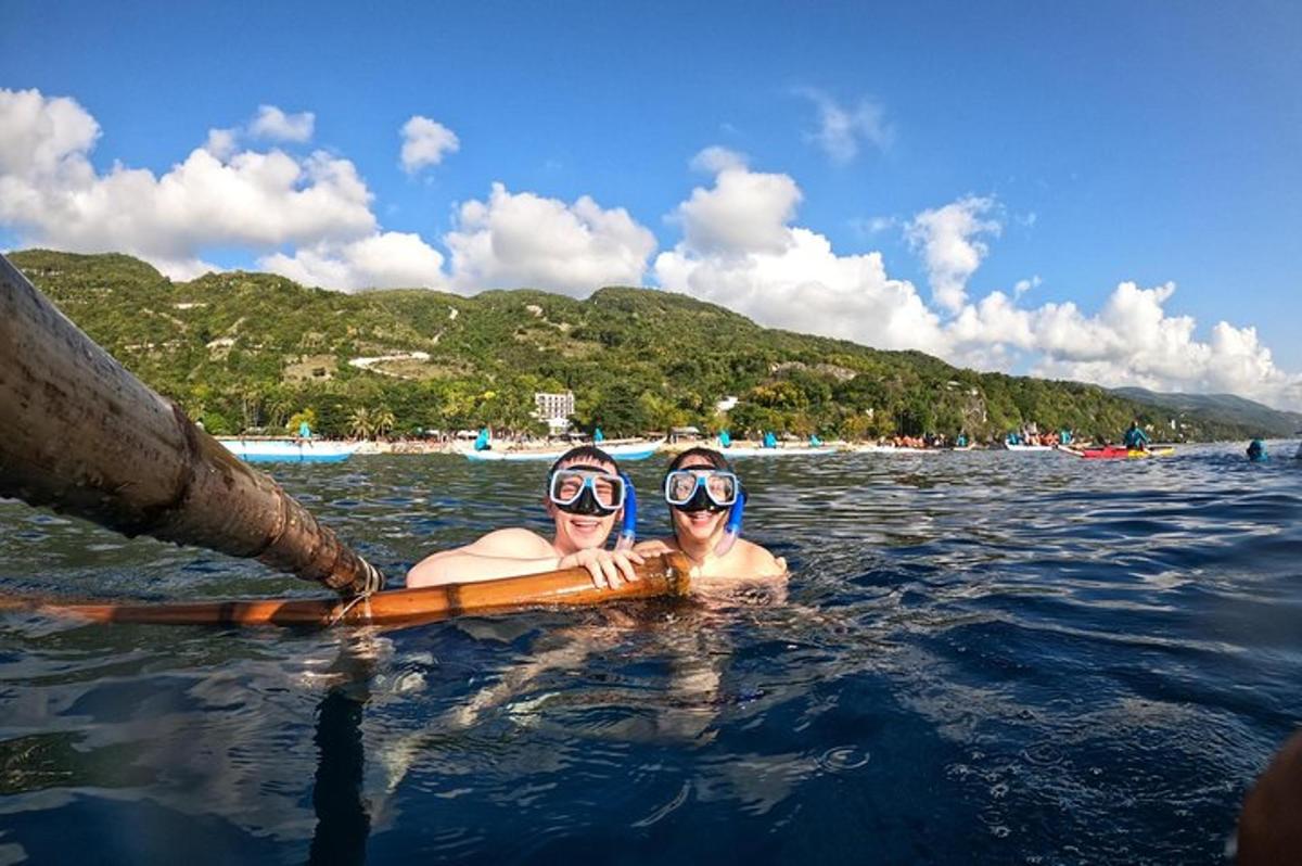 dva lidé ve vodě na paddleboardu