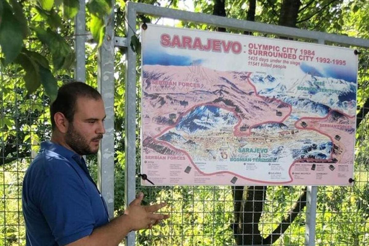 un uomo è in piedi davanti a un cartello