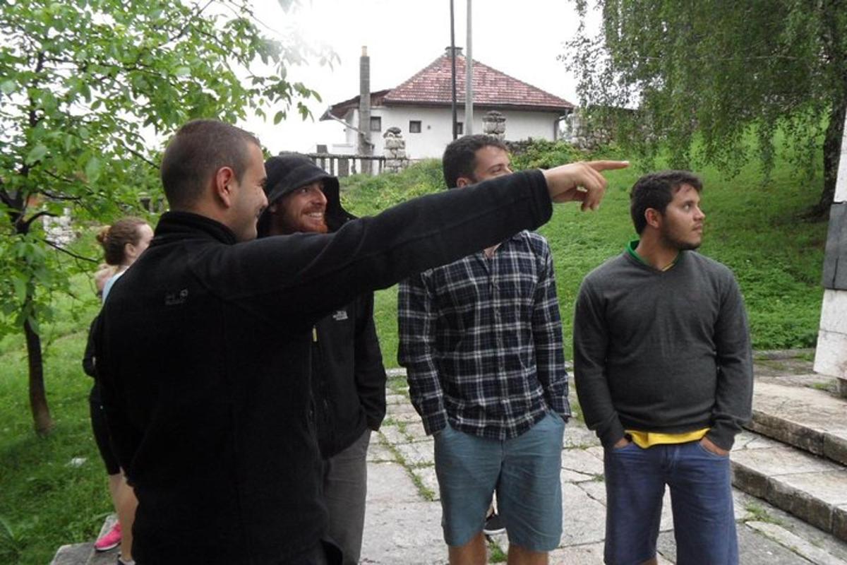 un hombre señalando a un grupo de hombres