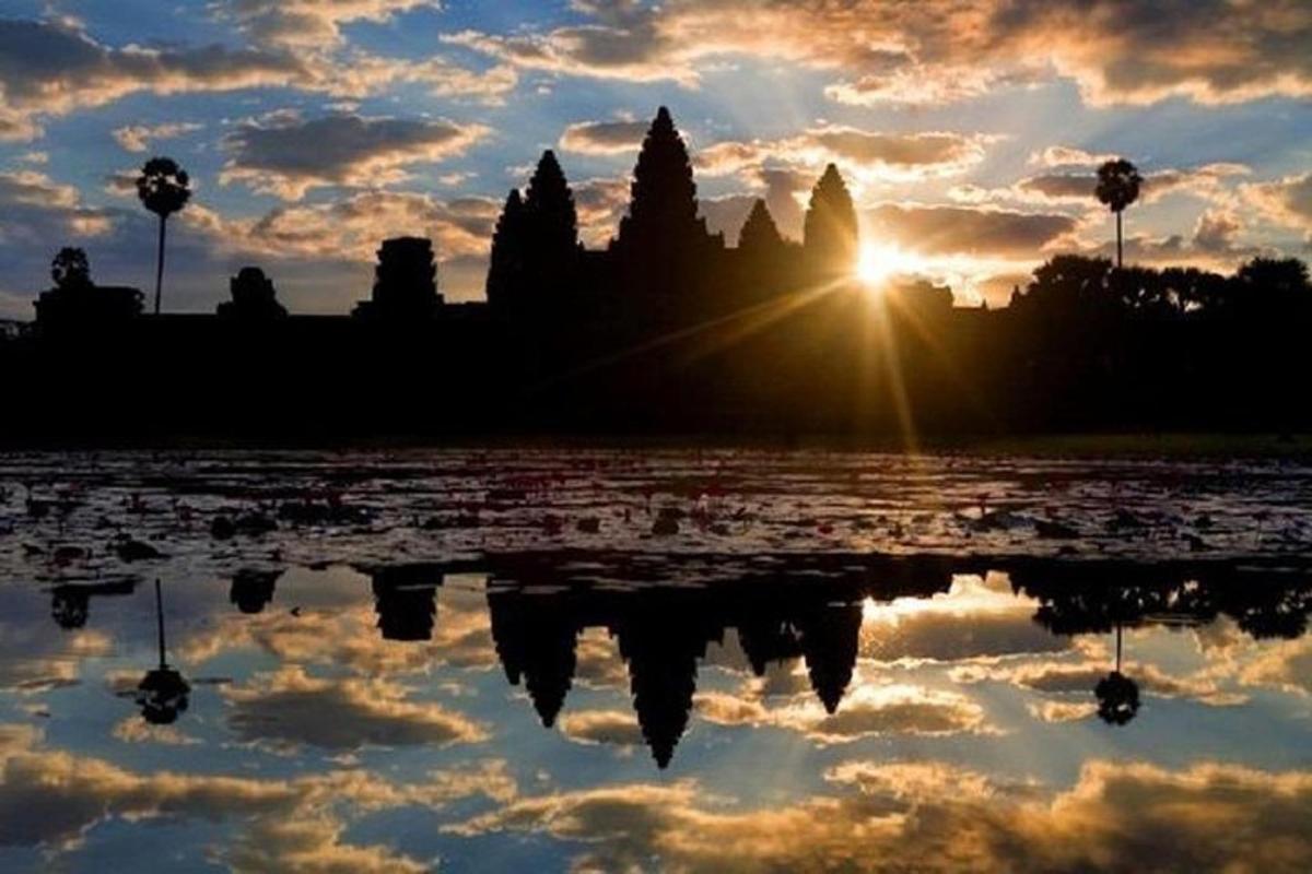 un riflesso del sole in uno specchio d'acqua