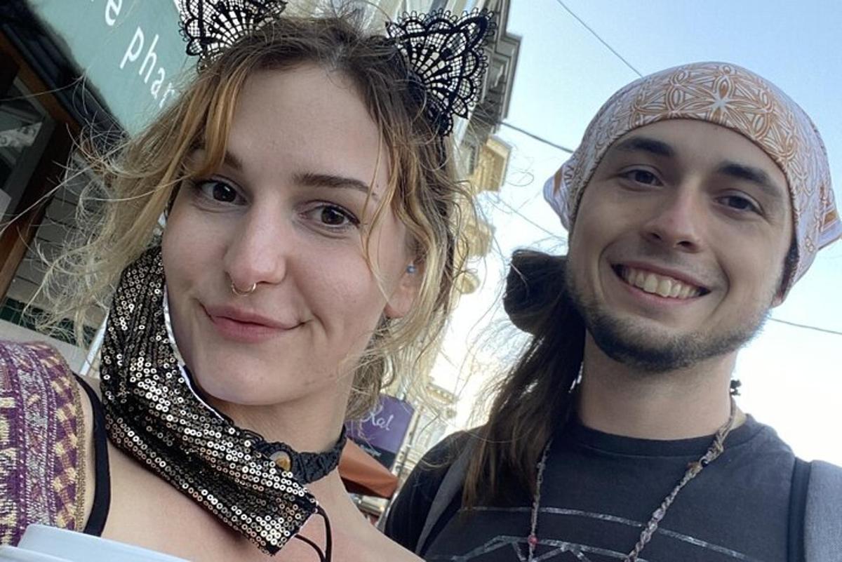 muž a žena pózují pro fotografii