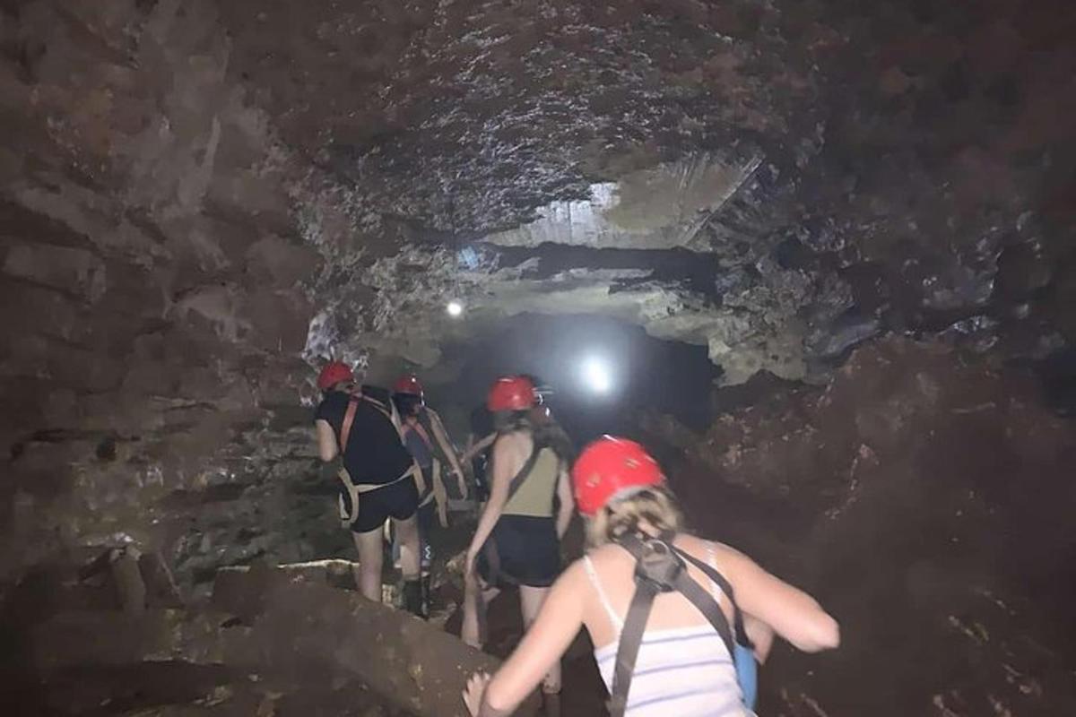 un gruppo di persone che camminano in una grotta