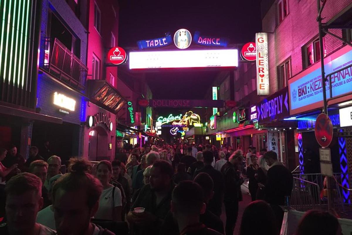una folla di persone che camminano lungo una strada di notte
