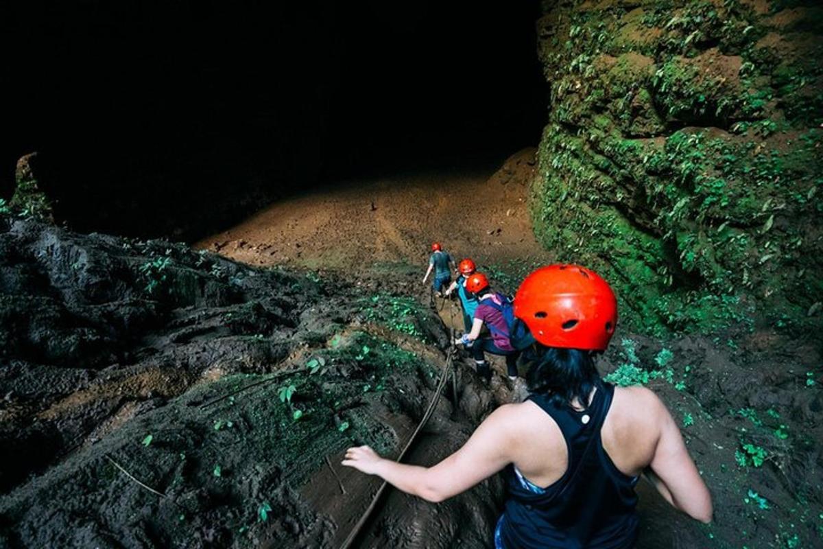 un gruppo di persone su una zattera in una grotta