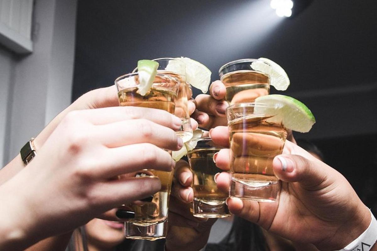 un grup de persones sostenint gots de begudes