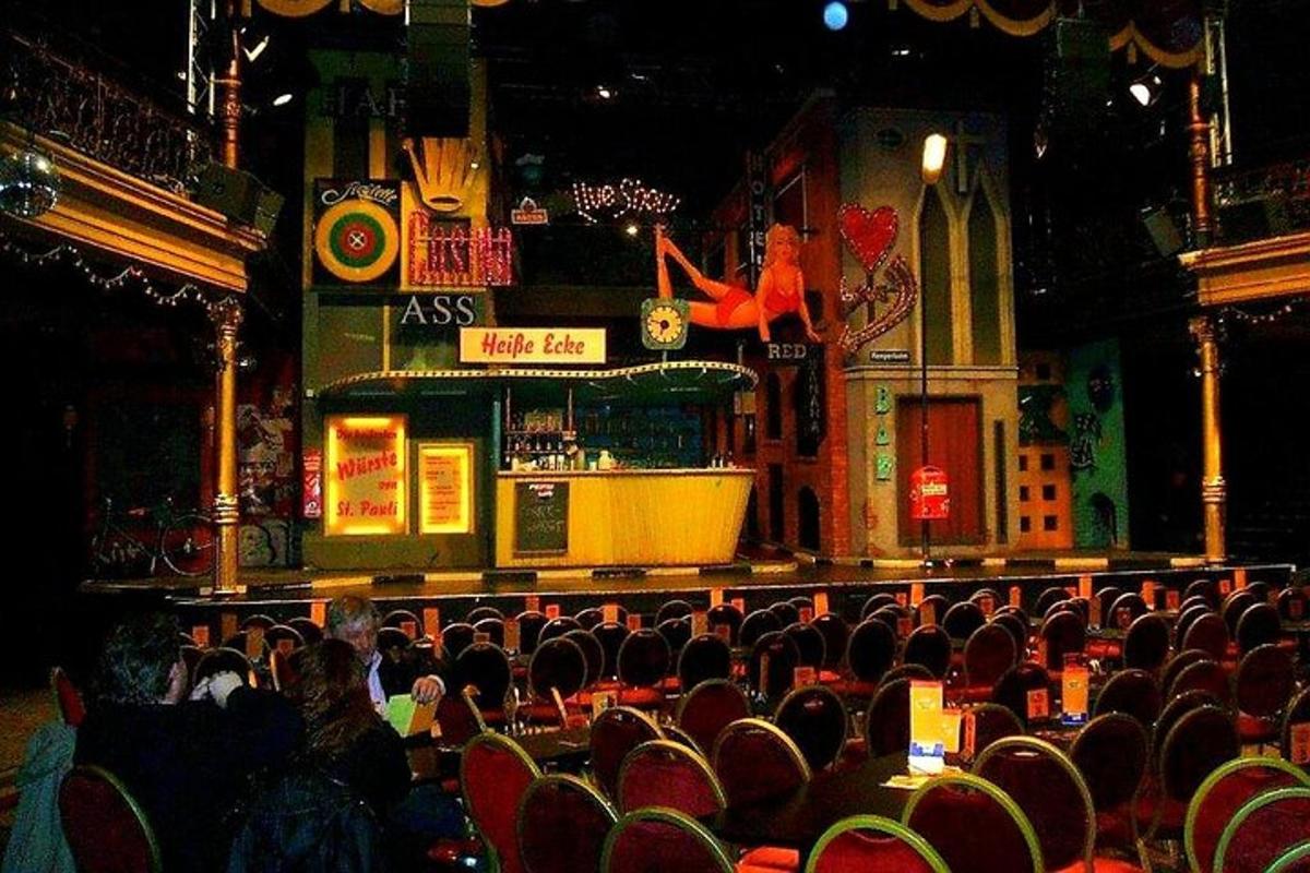 en grupp människor som sitter i en teater på natten