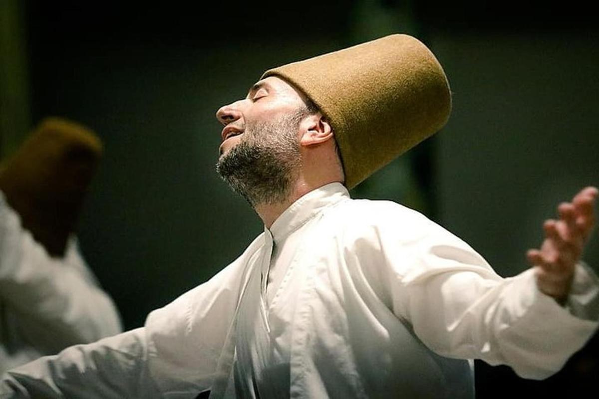 un uomo con un cappello in testa