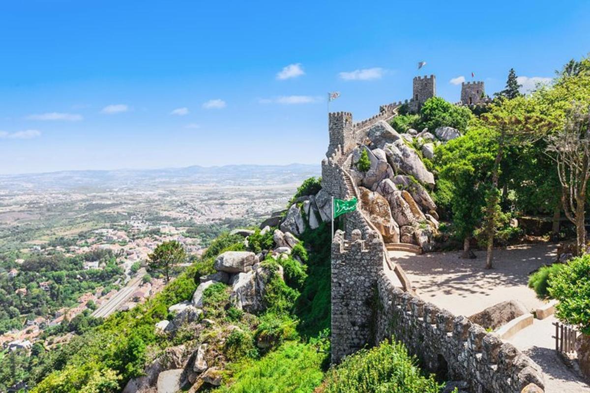 Un castillo en la cima de una colina con vistas