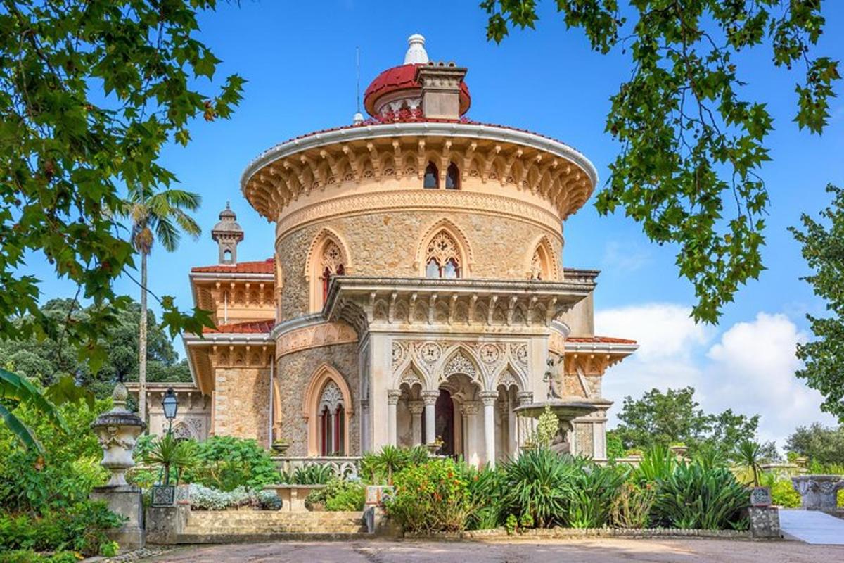 Un gran edificio con una torre encima.
