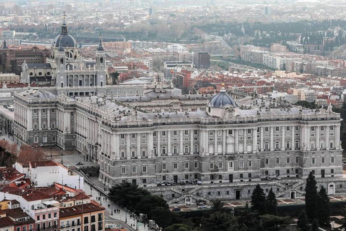o vedere aeriană a unei clădiri mari dintr-un oraș