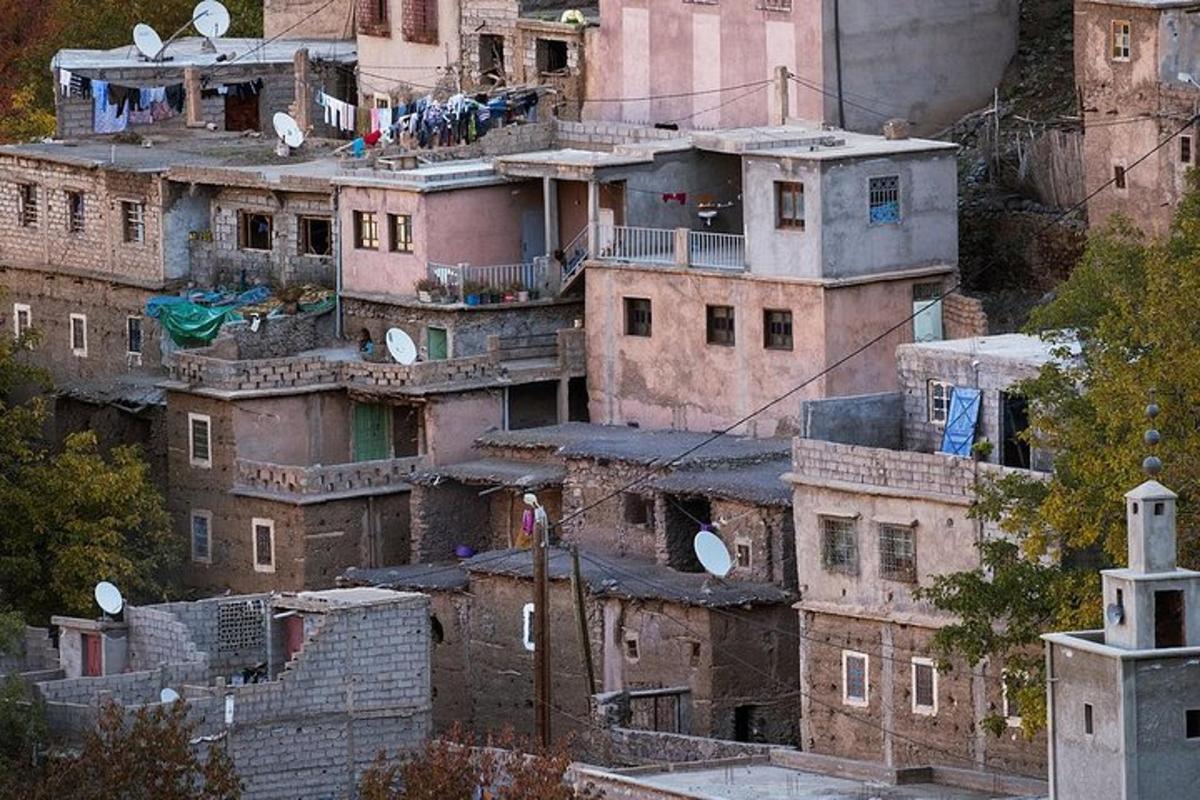 un gran grupo de edificios en una ciudad