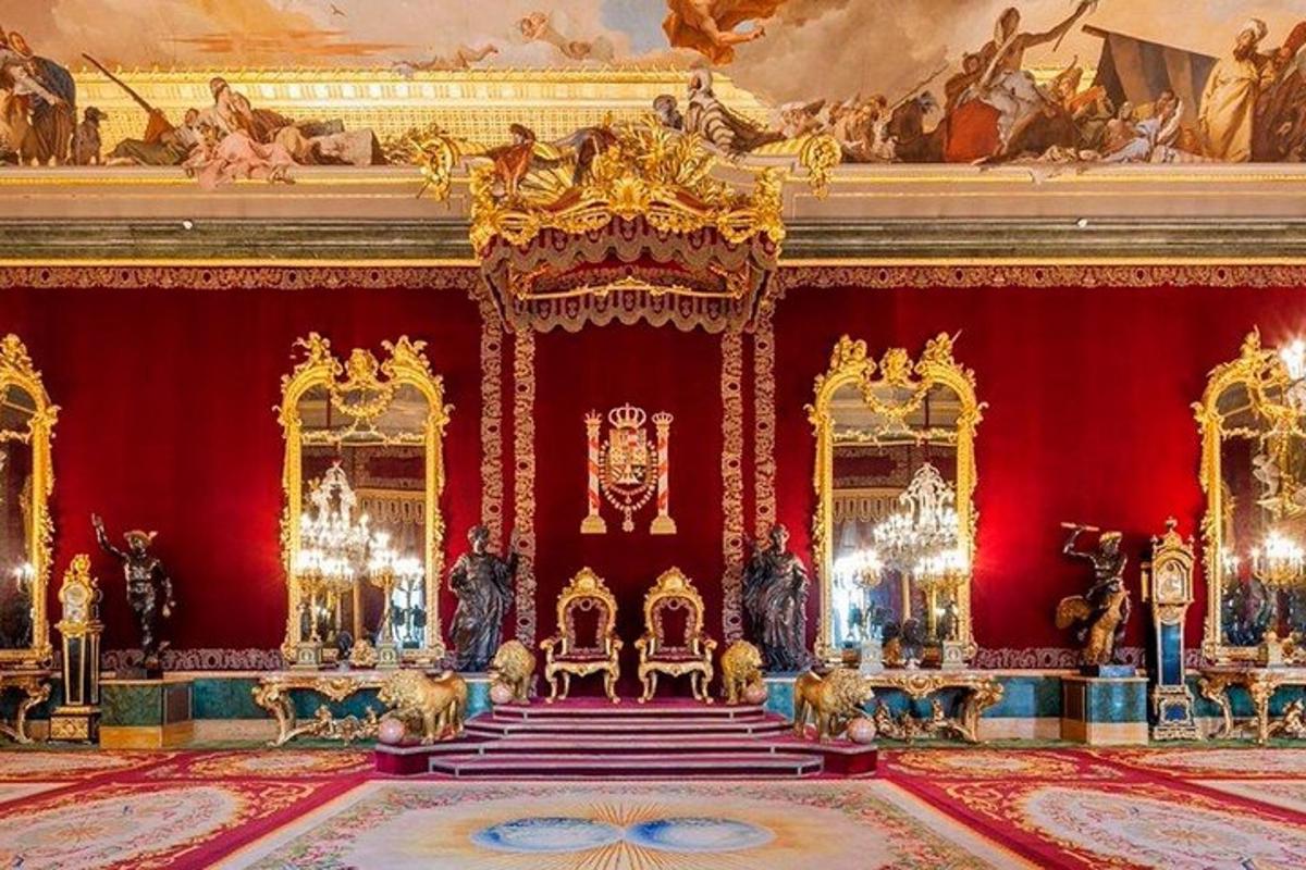 o cameră cu pereți roșii și decorațiuni aurii