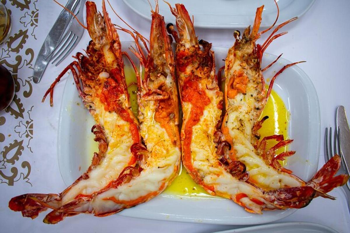 tre gamberi su un piatto bianco su un tavolo