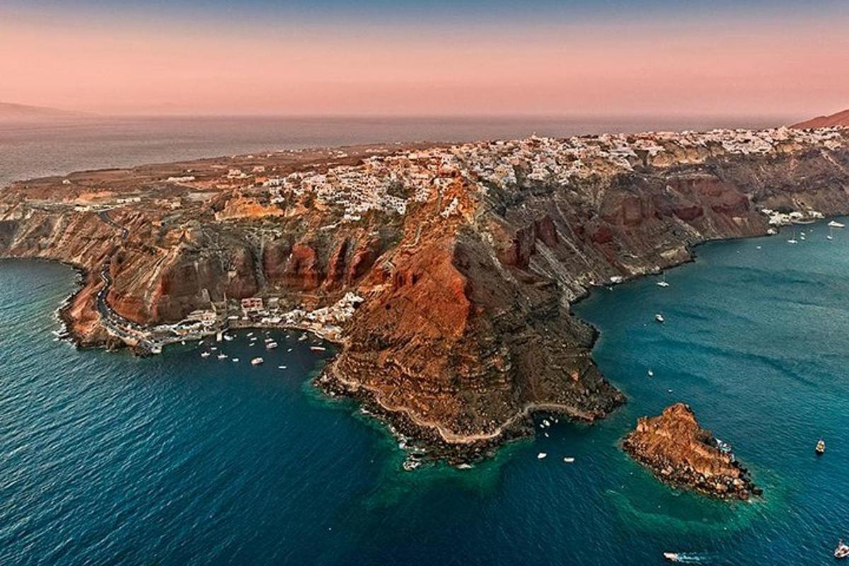 Αεροφωτογραφία ενός βραχώδους νησιού στον ωκεανό