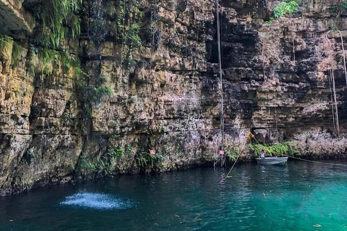 μια βάρκα στο νερό δίπλα σε έναν πέτρινο τοίχο