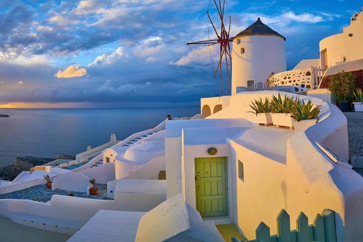 Ένας ανεμόμυλος στην πλευρά ενός λευκού κτιρίου με τον ωκεανό