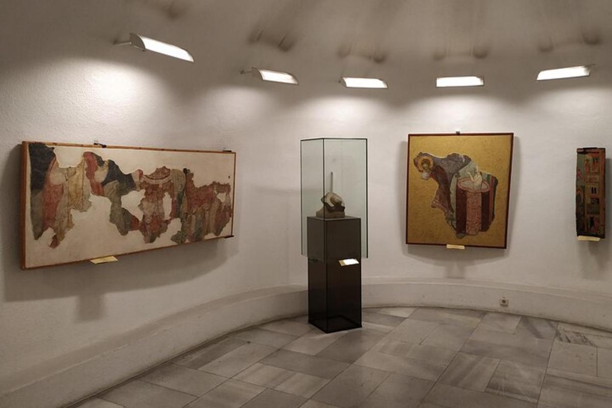 кімната з картинами на стінах музею