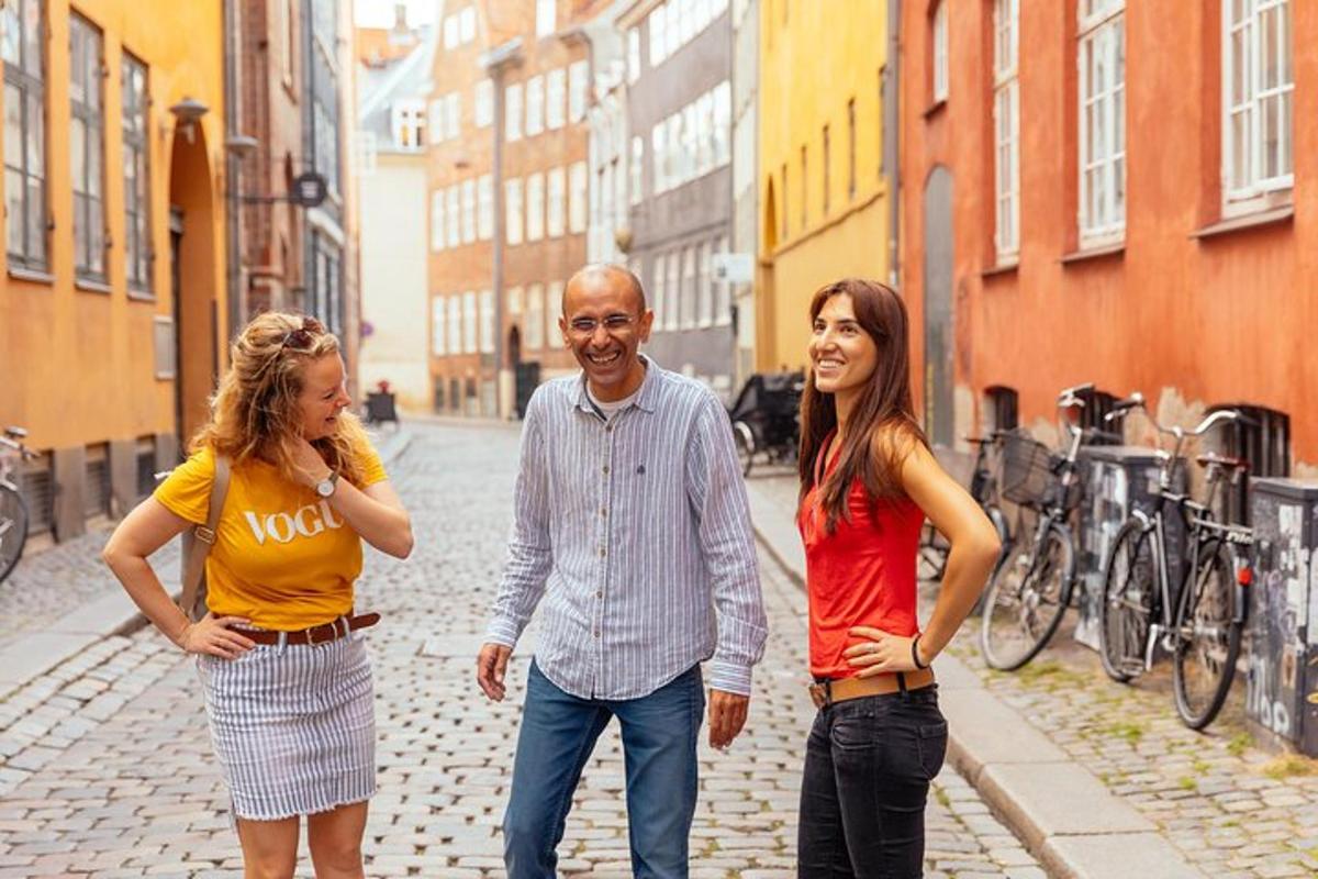 due donne e un uomo che camminano lungo una strada