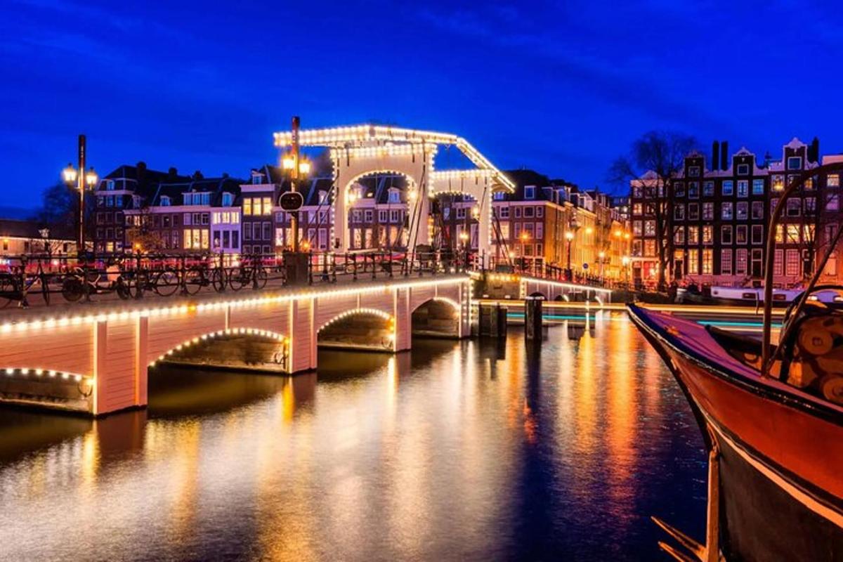 un ponte sopra un fiume in una città di notte
