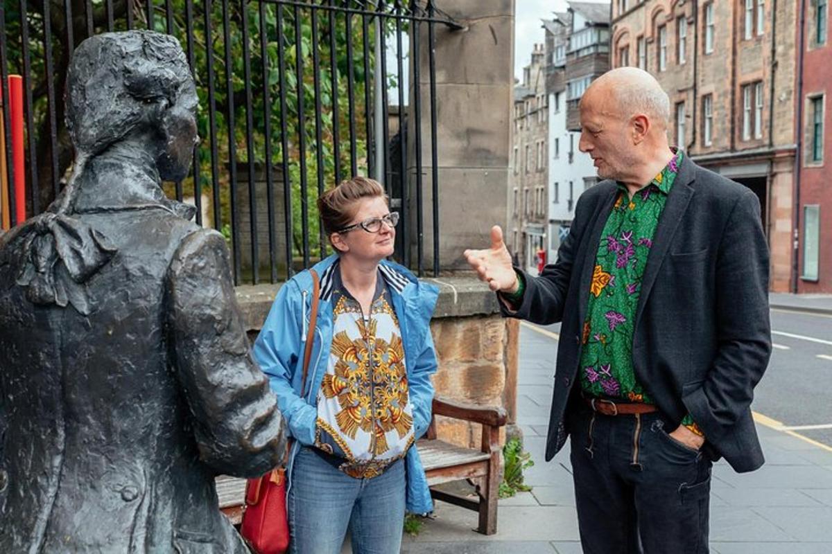 um homem e uma mulher em pé ao lado de uma estátua