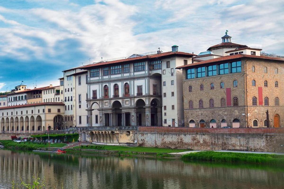 un grande edificio accanto a uno specchio d'acqua