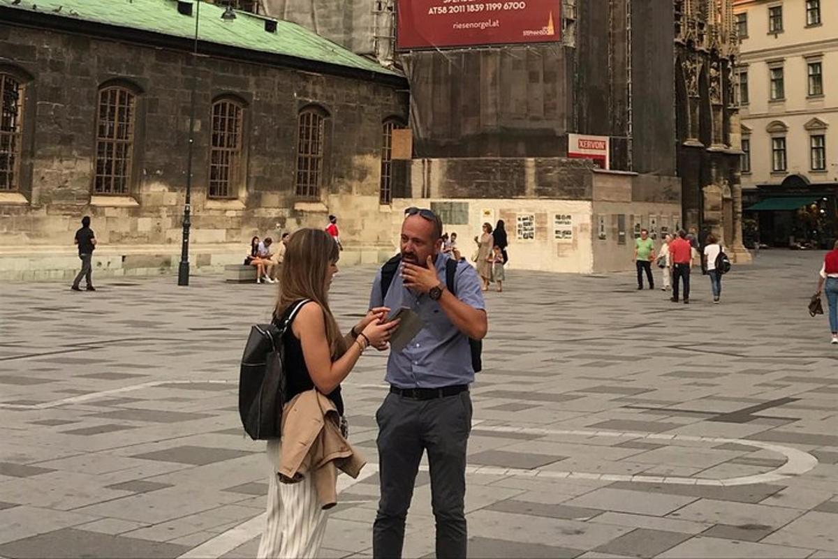 un home i una dona mirant un telèfon mòbil