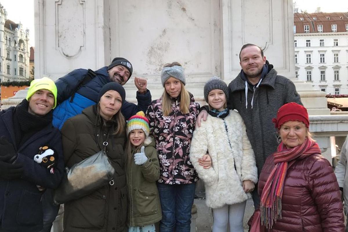 un grup de persones dempeus davant d'un edifici