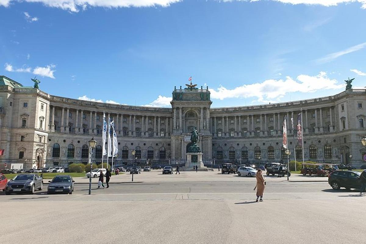 un gran edifici amb una dona dreta davant