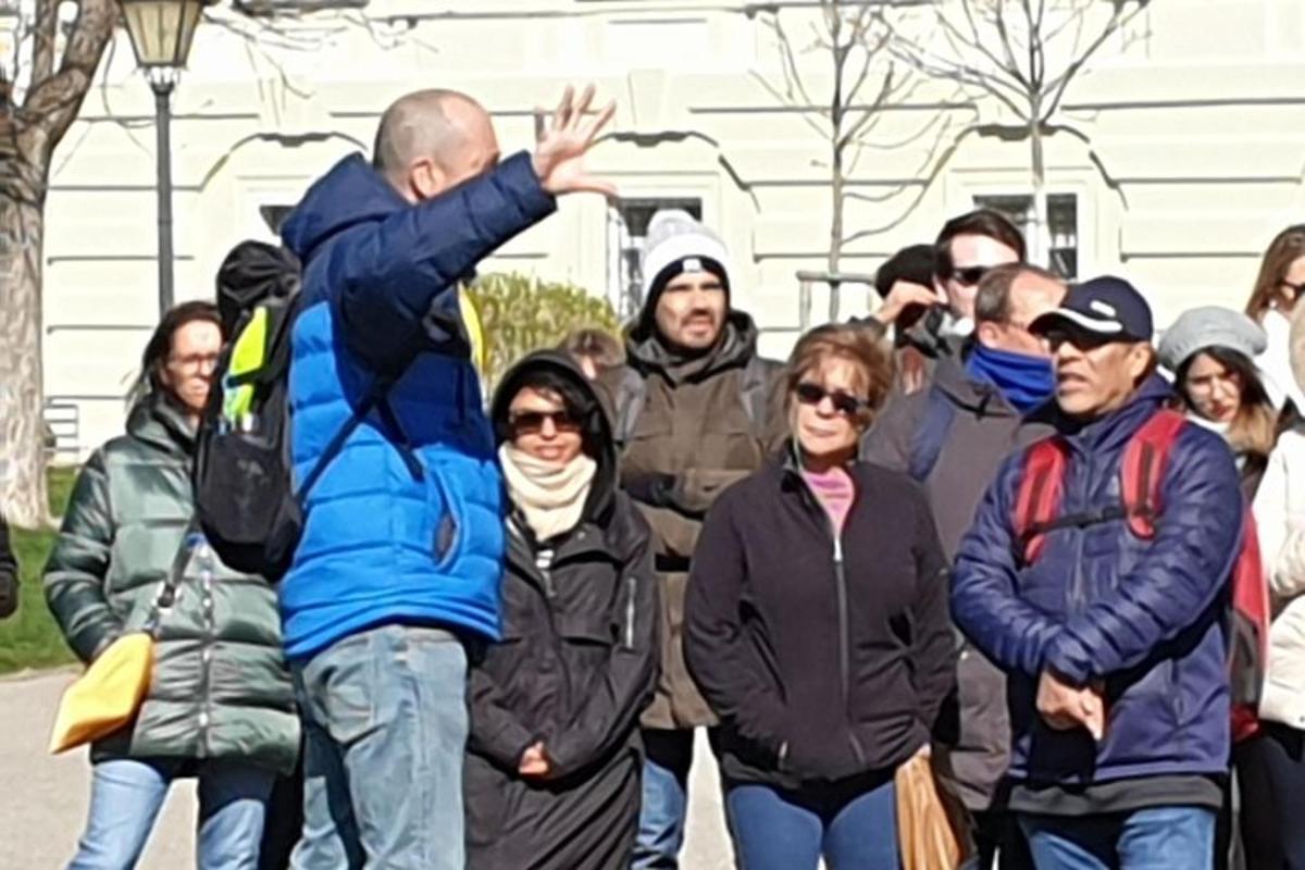 eine Gruppe von Menschen, die für ein Foto posieren