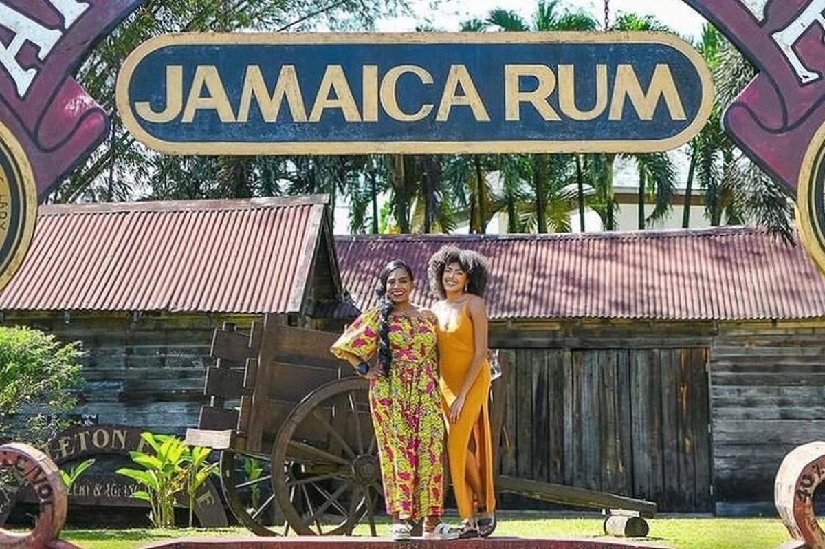 Zwei Frauen stehen vor einem Jamaica Run-Schild