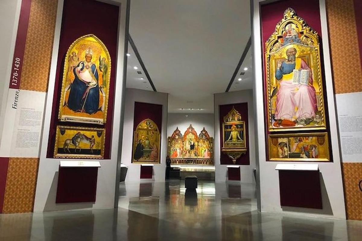 una sala amb quadres a les parets d'un museu