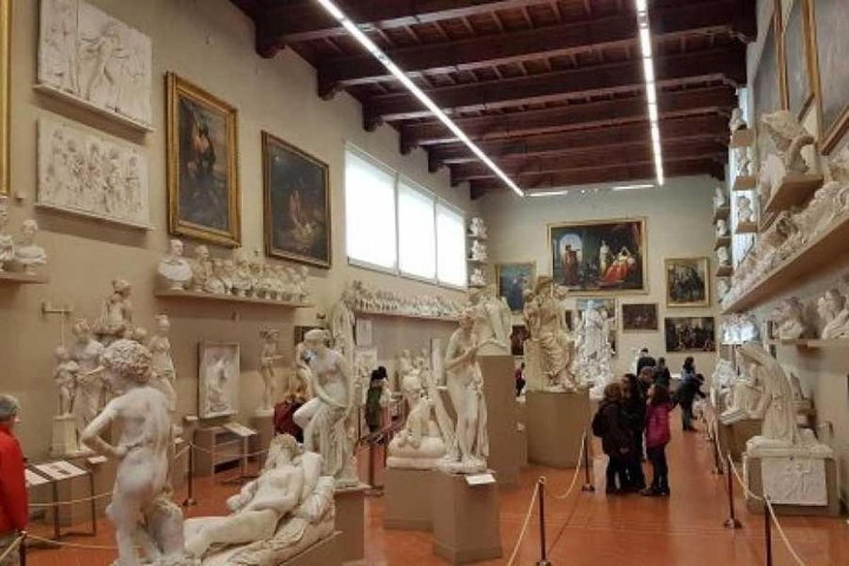sekumpulan orang melihat patung di muzium