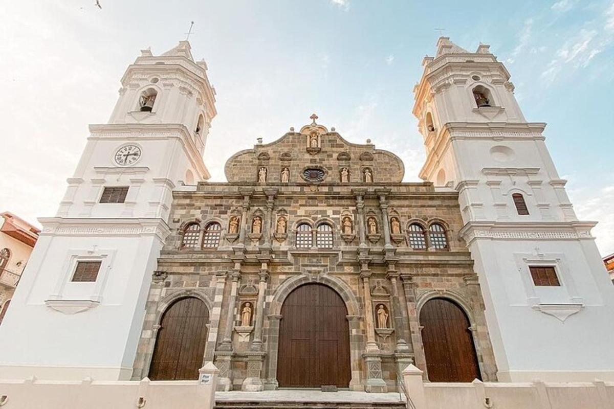 un grande edificio con due torri in cima