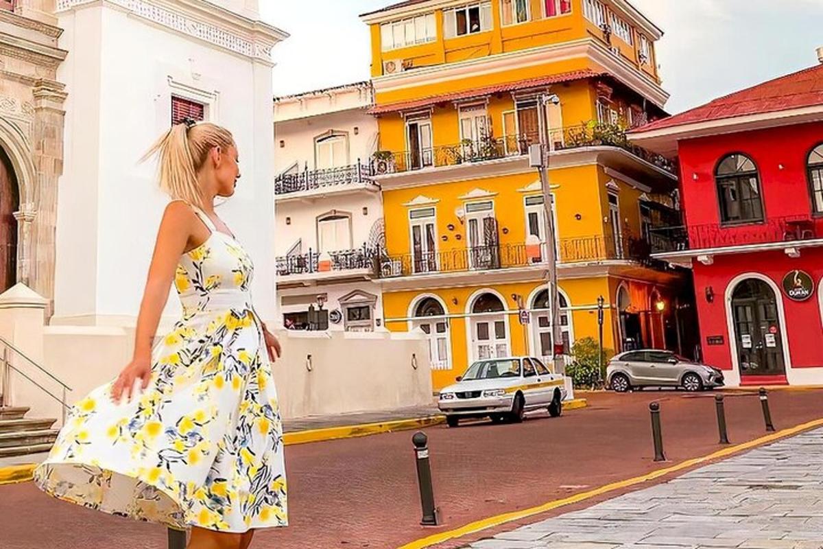 una donna in abito che cammina lungo una strada cittadina