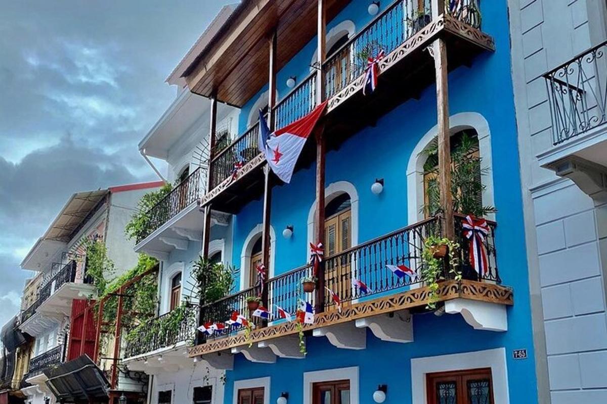 un edificio blu con balconi e bandiere